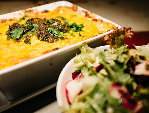 Lasagne und Salat
